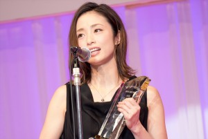 上戸彩、「第29回 日本ジュエリーベストドレッサー賞」授賞式に登壇