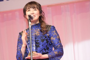 浅野ゆう子、「第29回 日本ジュエリーベストドレッサー賞」授賞式に登壇