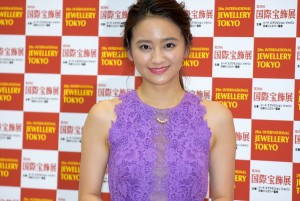 岡田結実、「第29回 日本ジュエリーベストドレッサー賞」授賞式に登壇