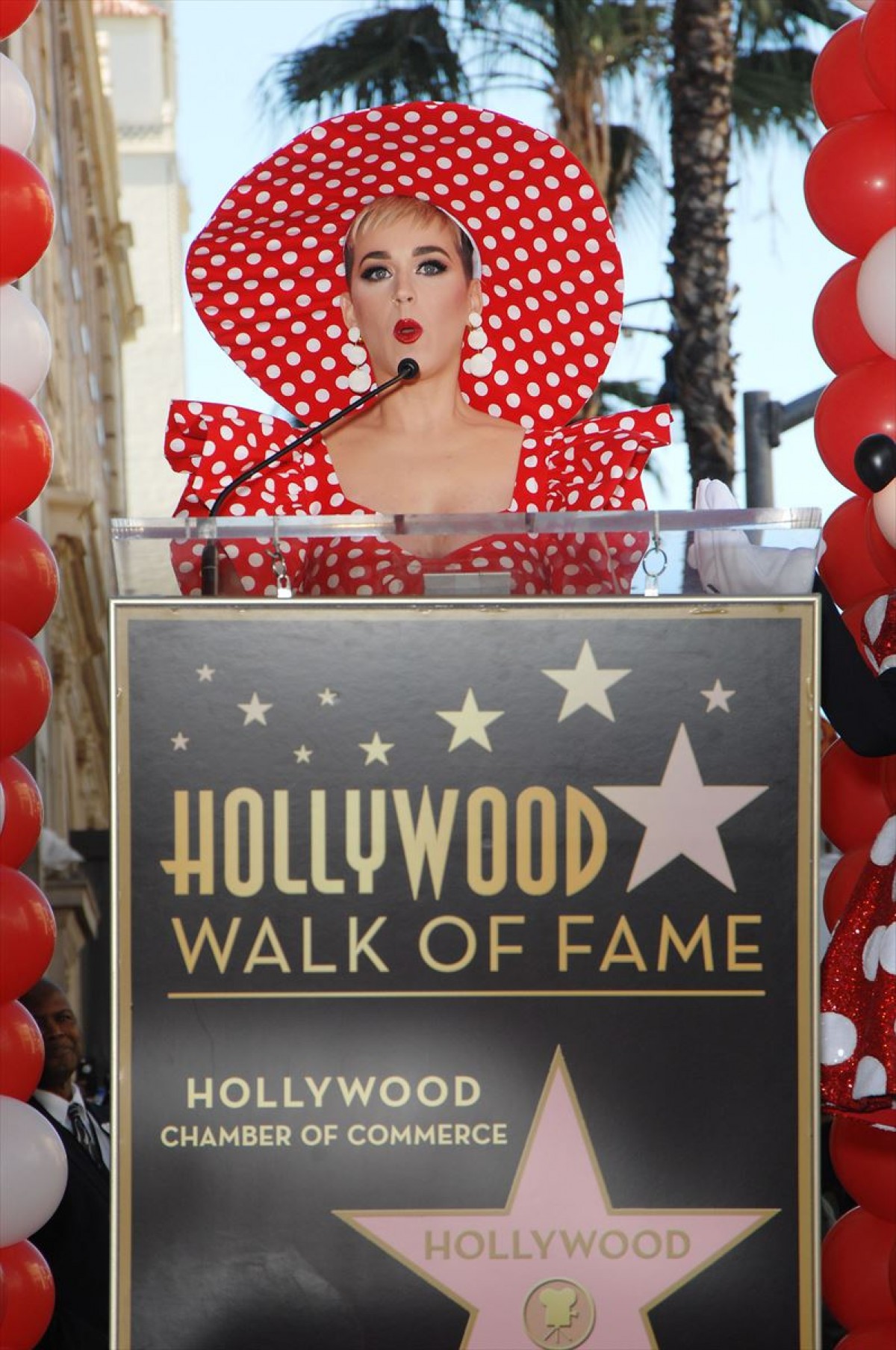 ケイティ・ペリー、ドット柄衣装でミニーのハリウッド殿堂入りを祝福！