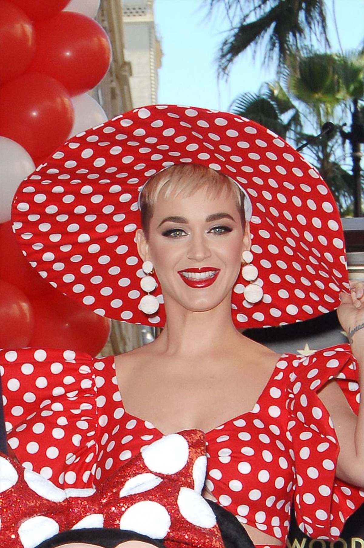 ケイティ・ペリー、ドット柄衣装でミニーのハリウッド殿堂入りを祝福！