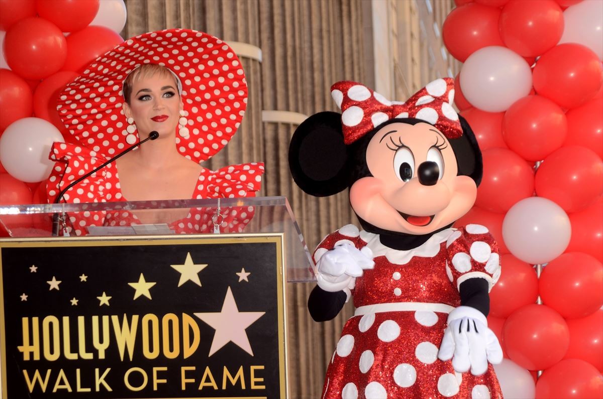ケイティ・ペリー、ドット柄衣装でミニーのハリウッド殿堂入りを祝福！