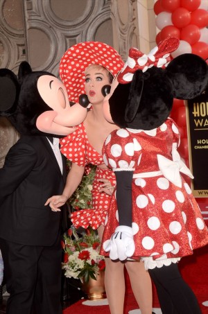 ケイティ・ペリー、ドット柄衣装でミニーのハリウッド殿堂入りを祝福！