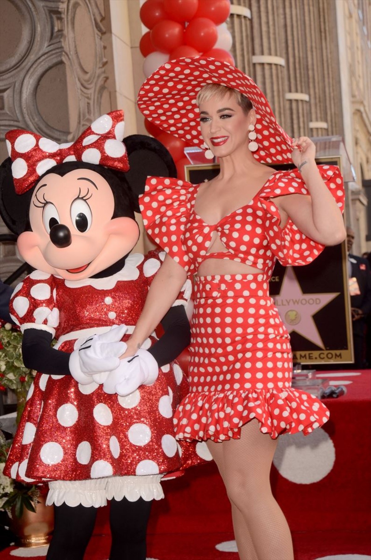 ケイティ・ペリー、ドット柄衣装でミニーのハリウッド殿堂入りを祝福！