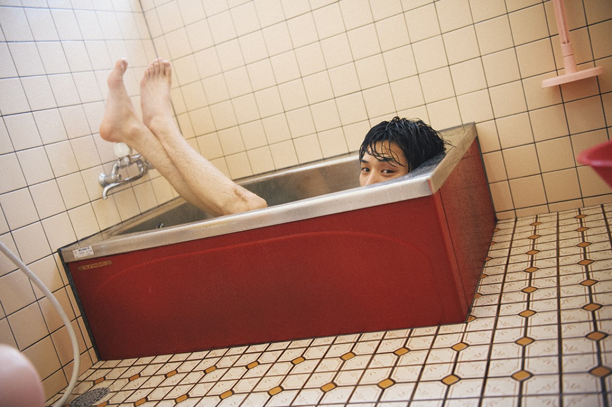 鈴木伸之、“どこにも見せてない”表情満載の初写真集発売　セクシーな肉体美も披露