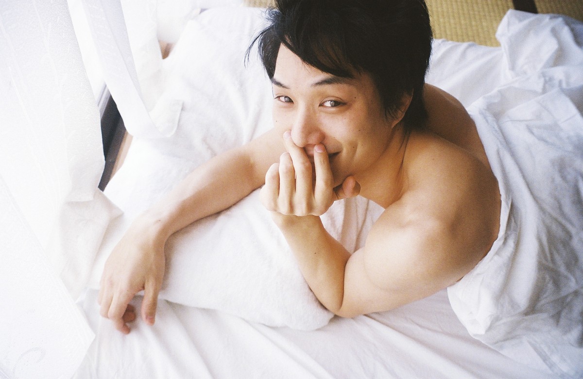 鈴木伸之、“どこにも見せてない”表情満載の初写真集発売　セクシーな肉体美も披露