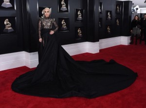 レディー・ガガ、「第60回グラミー賞」レッドカーペットに登場