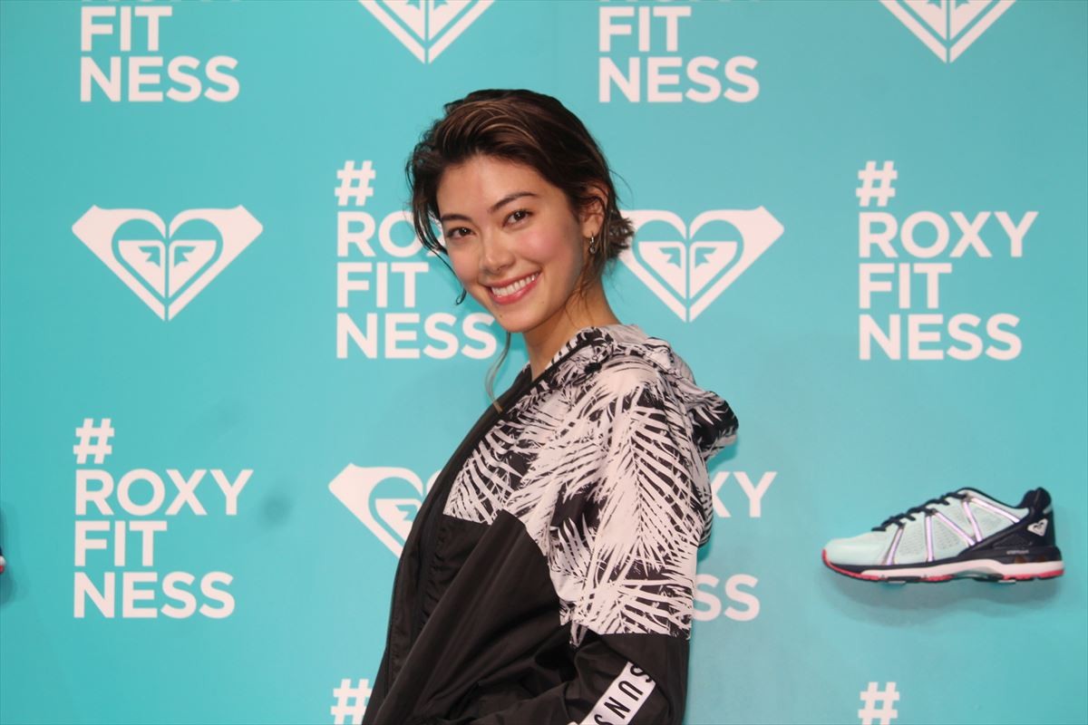 森星、美脚際立つトレーニングウェアで登場　“美の秘訣”は「ストレスフリー」