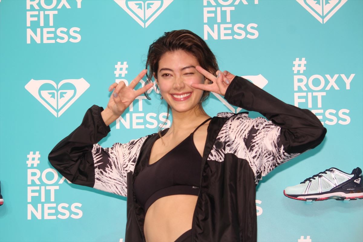 森星、美脚際立つトレーニングウェアで登場　“美の秘訣”は「ストレスフリー」