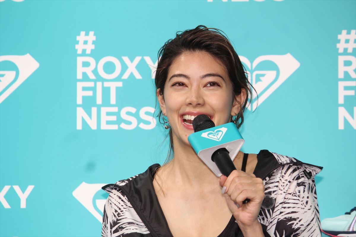 森星、美脚際立つトレーニングウェアで登場　“美の秘訣”は「ストレスフリー」