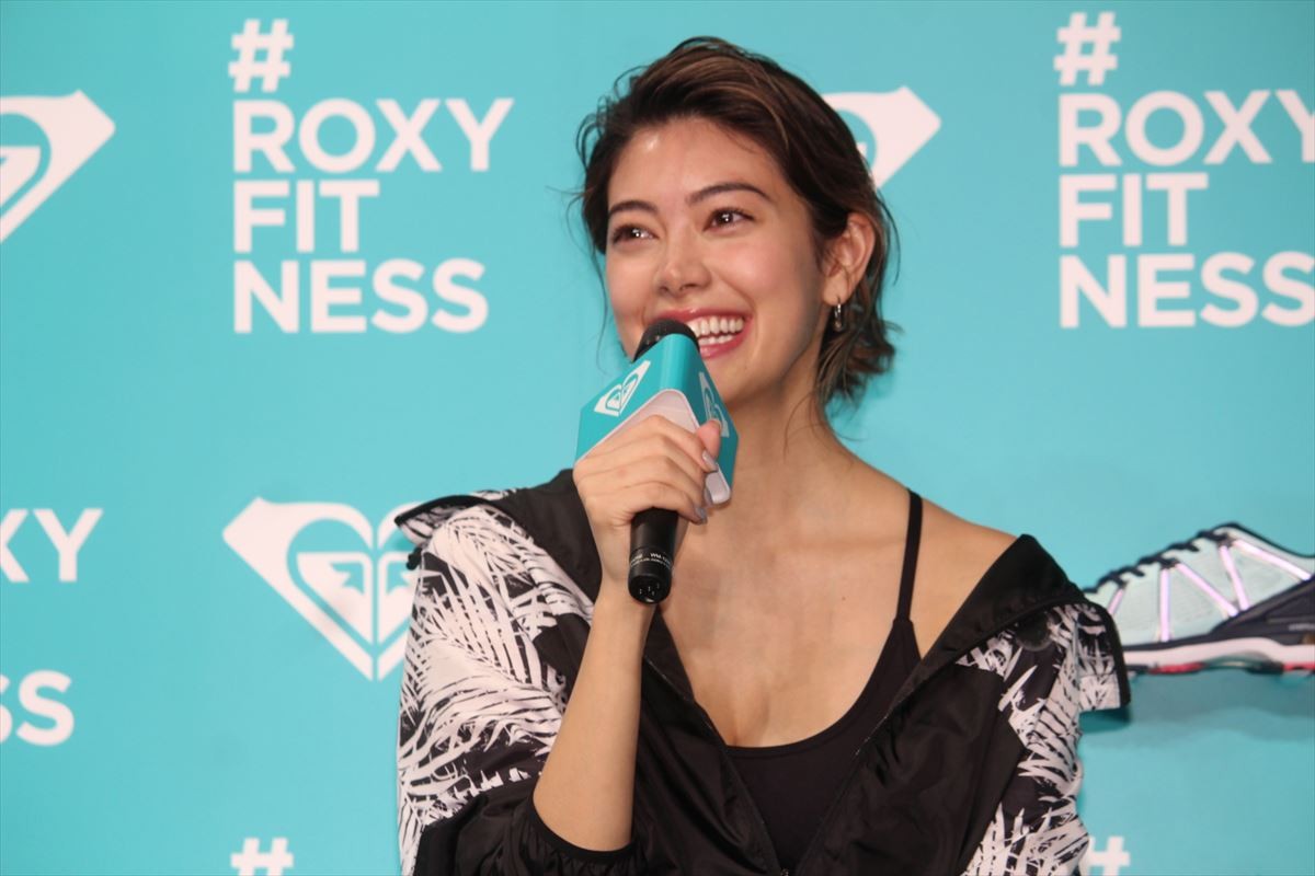 森星、美脚際立つトレーニングウェアで登場　“美の秘訣”は「ストレスフリー」
