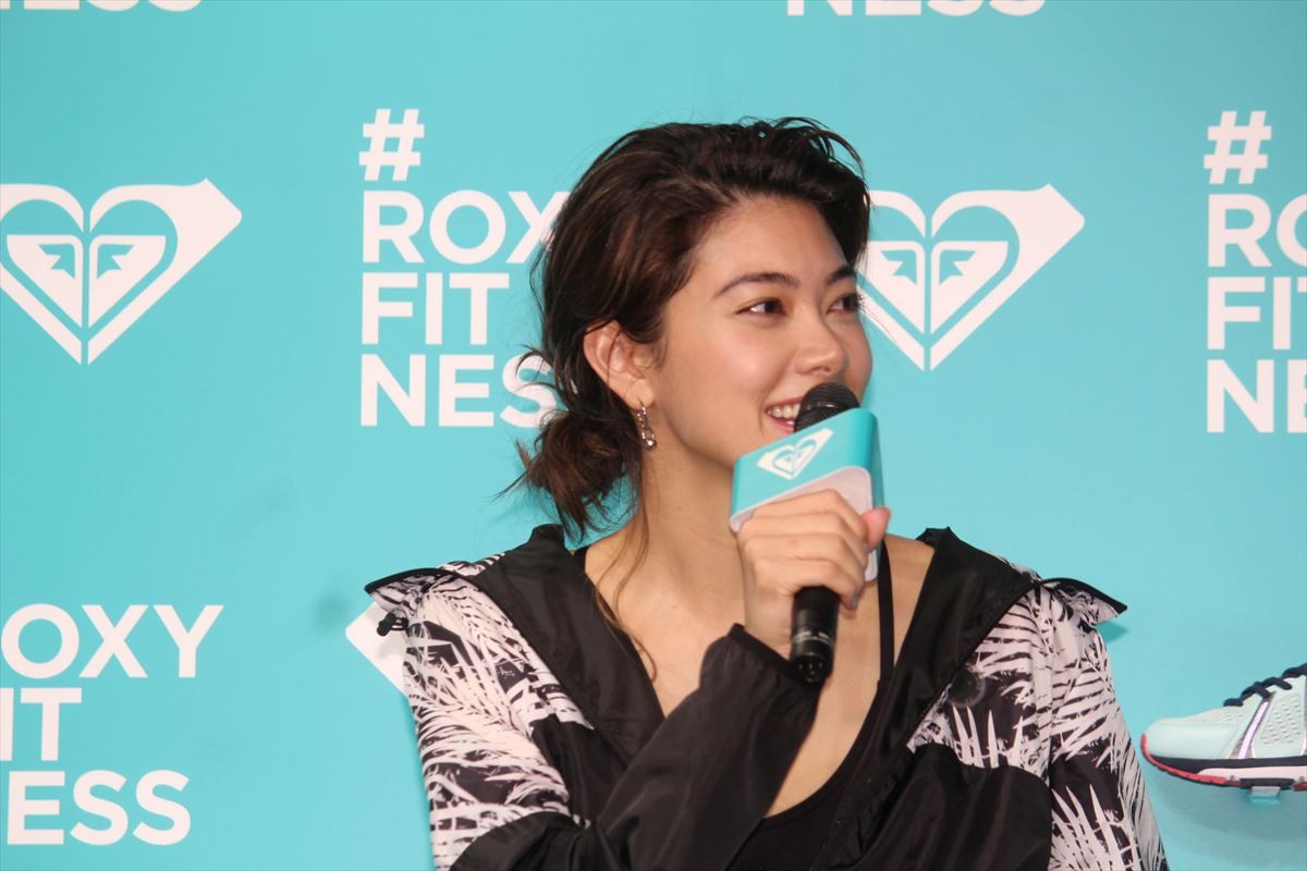 森星、美脚際立つトレーニングウェアで登場　“美の秘訣”は「ストレスフリー」