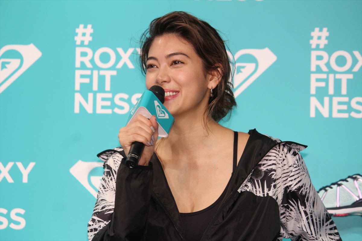 森星、美脚際立つトレーニングウェアで登場　“美の秘訣”は「ストレスフリー」
