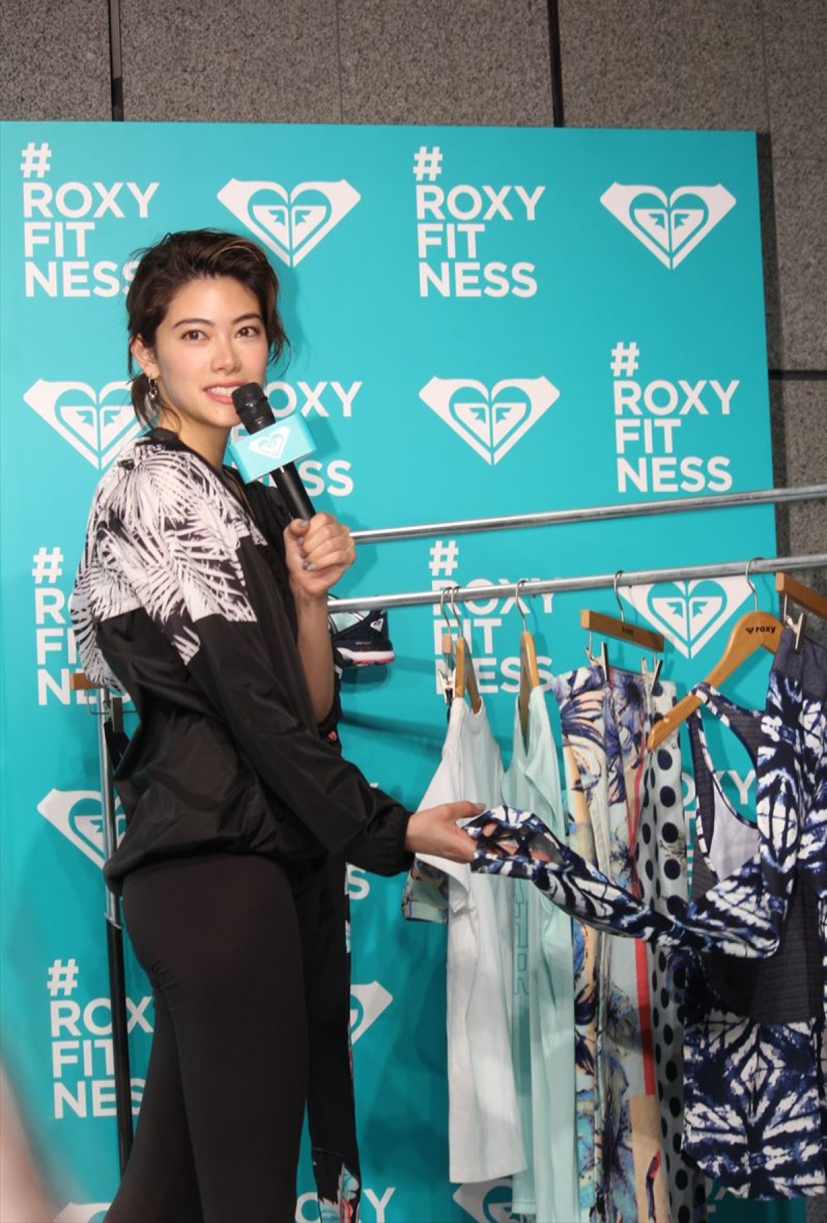 森星、美脚際立つトレーニングウェアで登場　“美の秘訣”は「ストレスフリー」