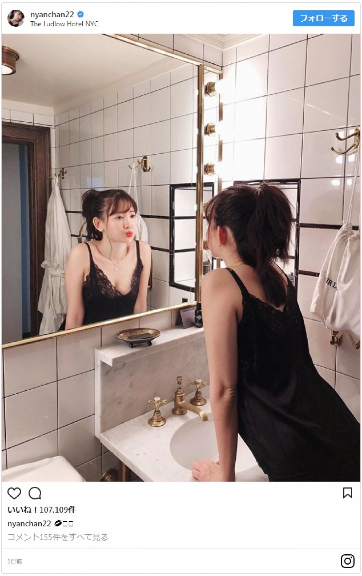 小嶋陽菜、バスルームで見せる色白の胸元が「セクシーキュート」 ※「小嶋陽菜」インスタグラム