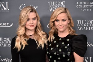 リース・ウィザースプーン（右）と、娘のアヴァ・フィリップ（左）