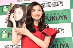 朝比奈彩、セカンド写真集『AYA』発売記念イベントに登壇