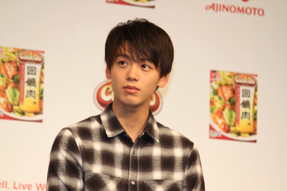 竹内涼真、浜辺美波の前で見事なフライパンさばき披露も「緊張した」 