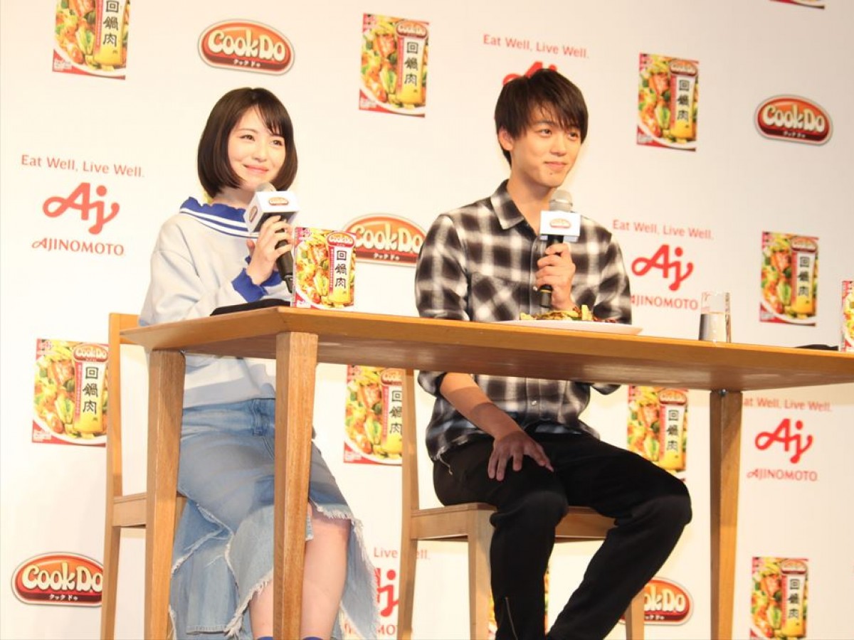 竹内涼真、浜辺美波の前で見事なフライパンさばき披露も「緊張した」 