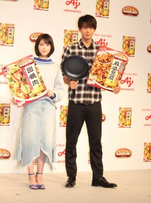 浜辺美波＆竹内涼真、「Cook Do（クックドゥ）」新CM発表会に登場