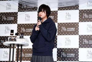 平手友梨奈、「24h cosme」ブランドリニューアル＆新CM発表会に登場