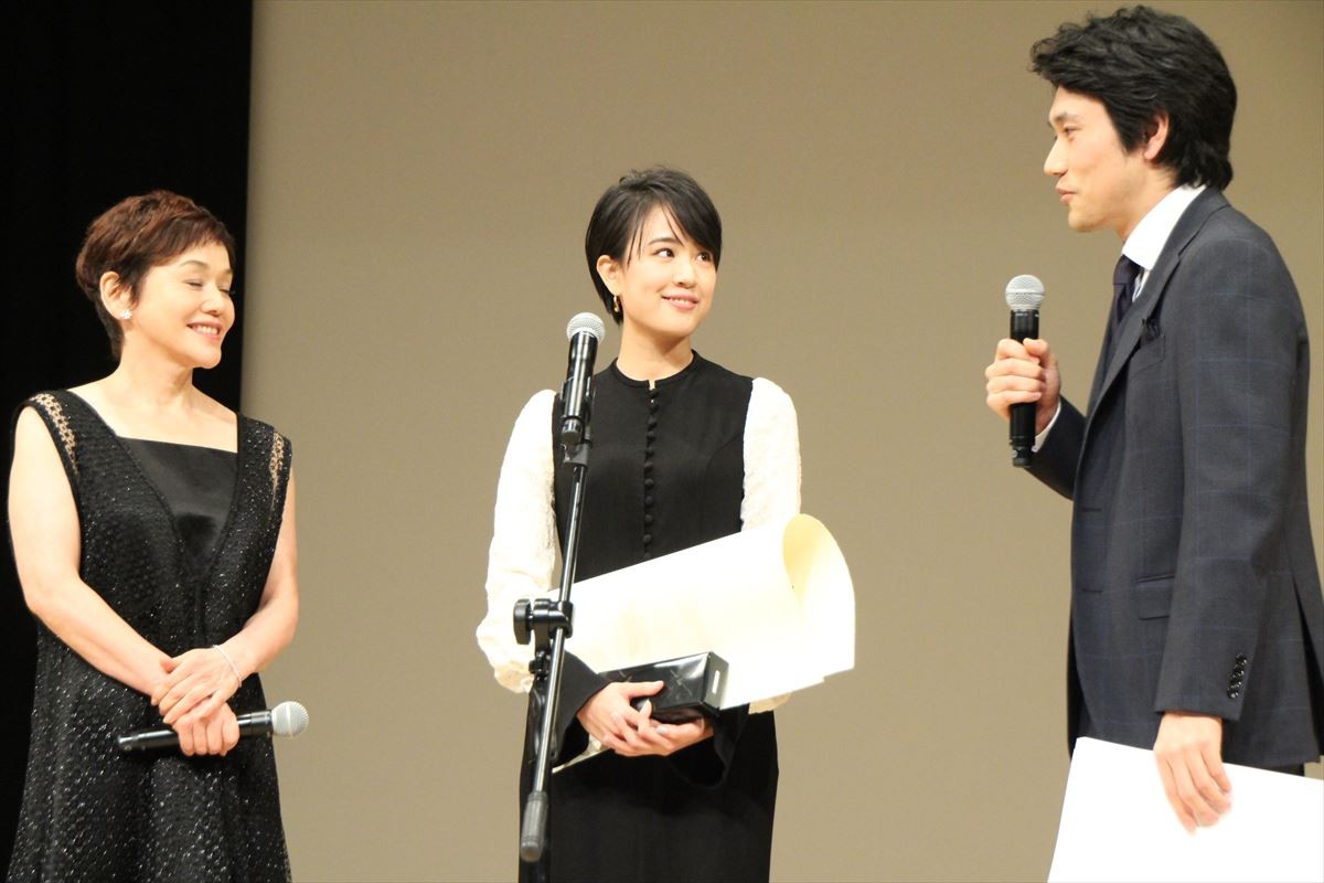 新垣結衣、ブルーリボン賞「皆さんに恩返しができた」 阿部サダヲは来年司会に不安
