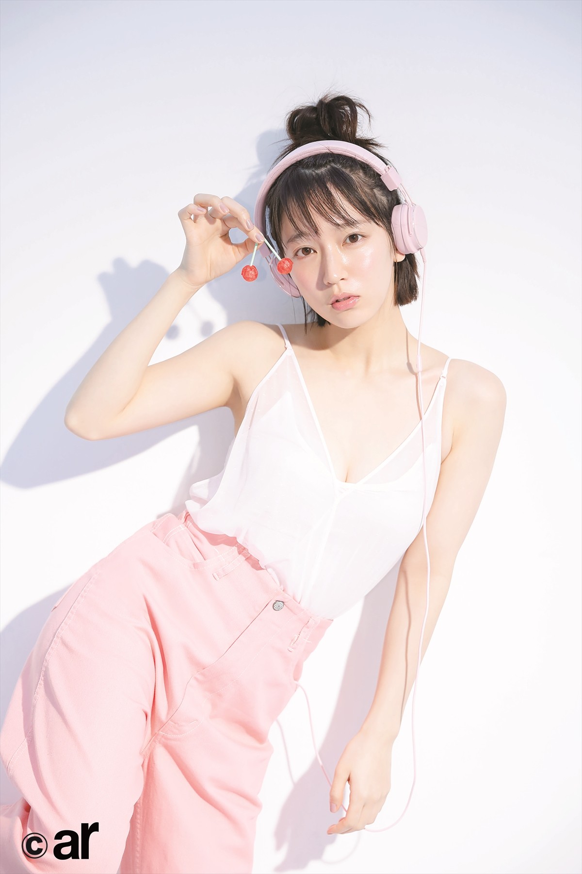 吉岡里帆、大きく開いた胸元がセクシー！ 「ar」で“LOVE”と“モテ”を語る