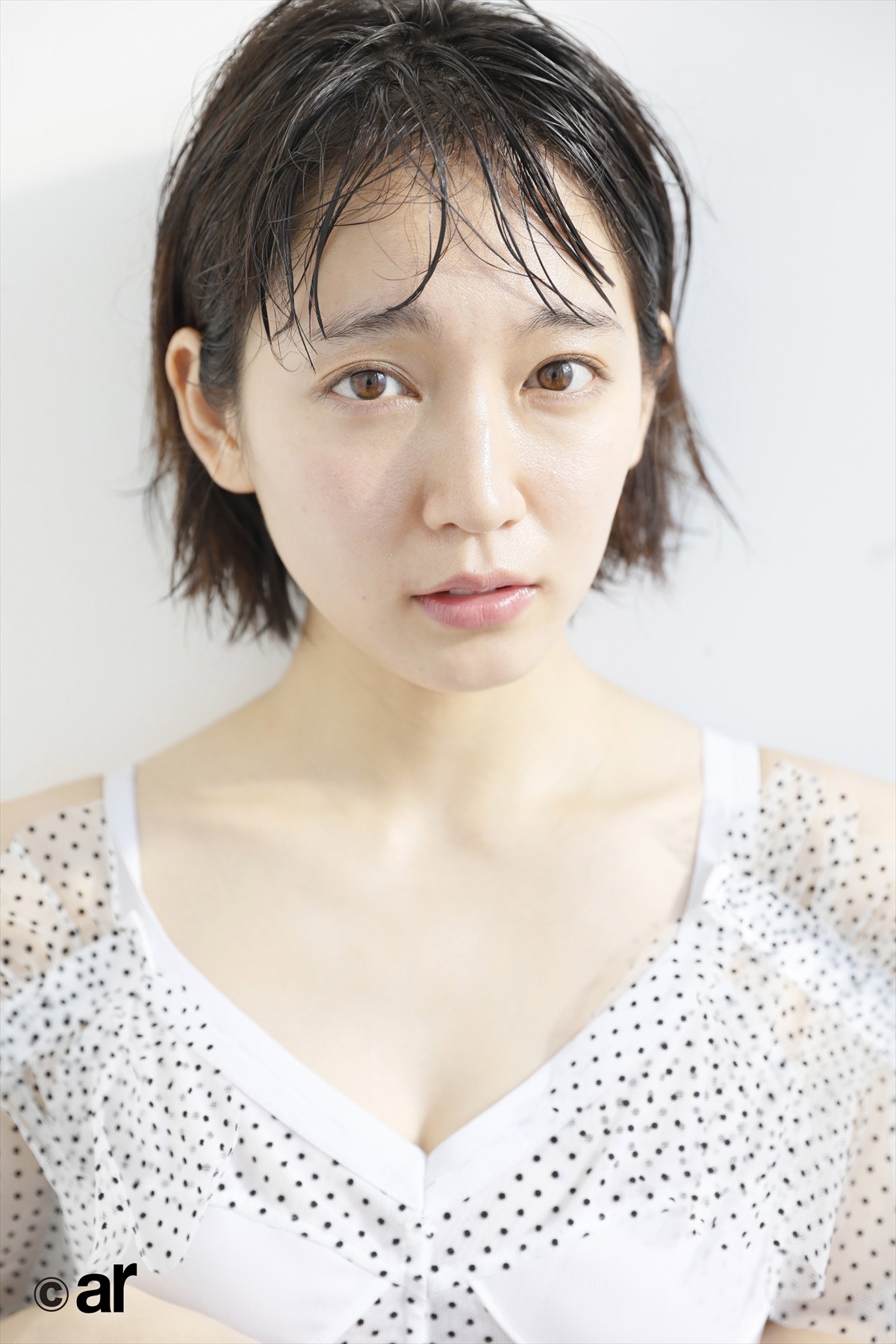 吉岡里帆、大きく開いた胸元がセクシー！ 「ar」で“LOVE”と“モテ”を語る