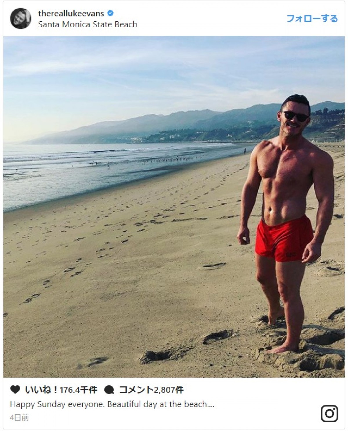 ルーク・エヴァンス、赤パンツでビーチに登場　素晴らしい筋肉美に賞賛