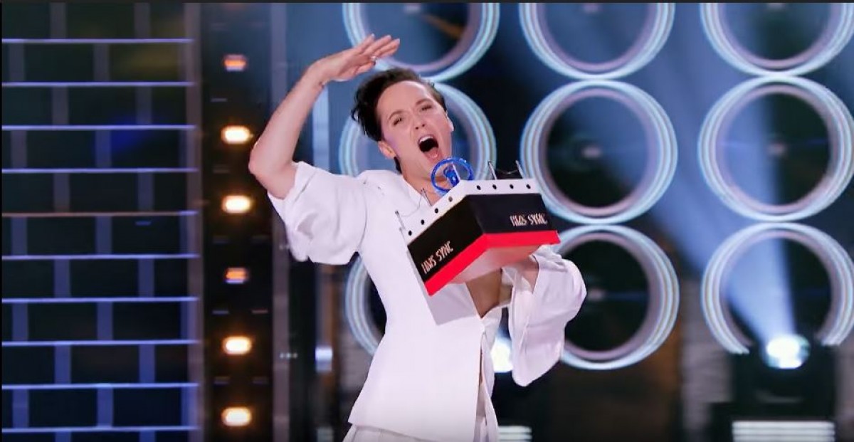セリーヌ・ディオンの『マイ・ハート・ウィル・ゴー・オン』を“熱唱”するジョニー・ウィアー ※「Lip Sync Battle」ユーチューブより