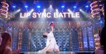 セリーヌ・ディオンの『マイ・ハート・ウィル・ゴー・オン』を“熱唱”するジョニー・ウィアー　※「Lip Sync Battle」ユーチューブより