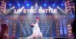 セリーヌ・ディオンの『マイ・ハート・ウィル・ゴー・オン』を“熱唱”するジョニー・ウィアー　※「Lip Sync Battle」ユーチューブより