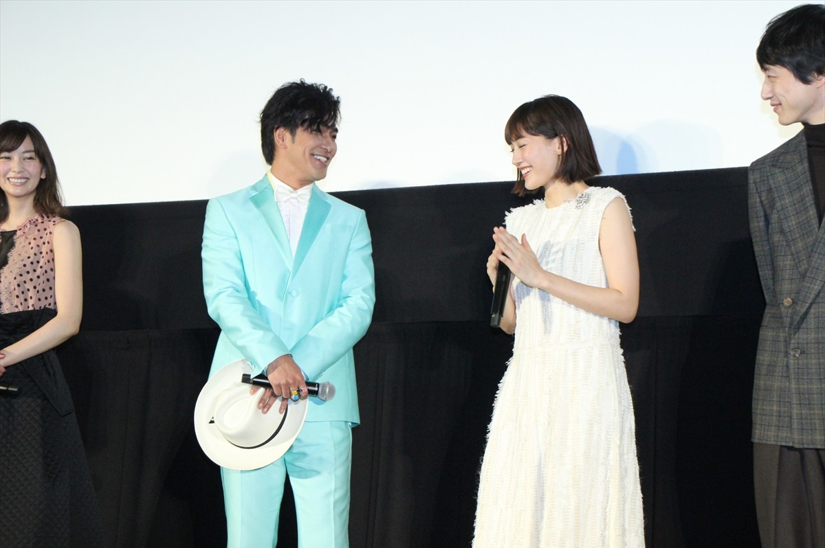 綾瀬はるか、坂口健太郎にバレンタインチョコを“あ～ん”「食べっぷりが良かったです」