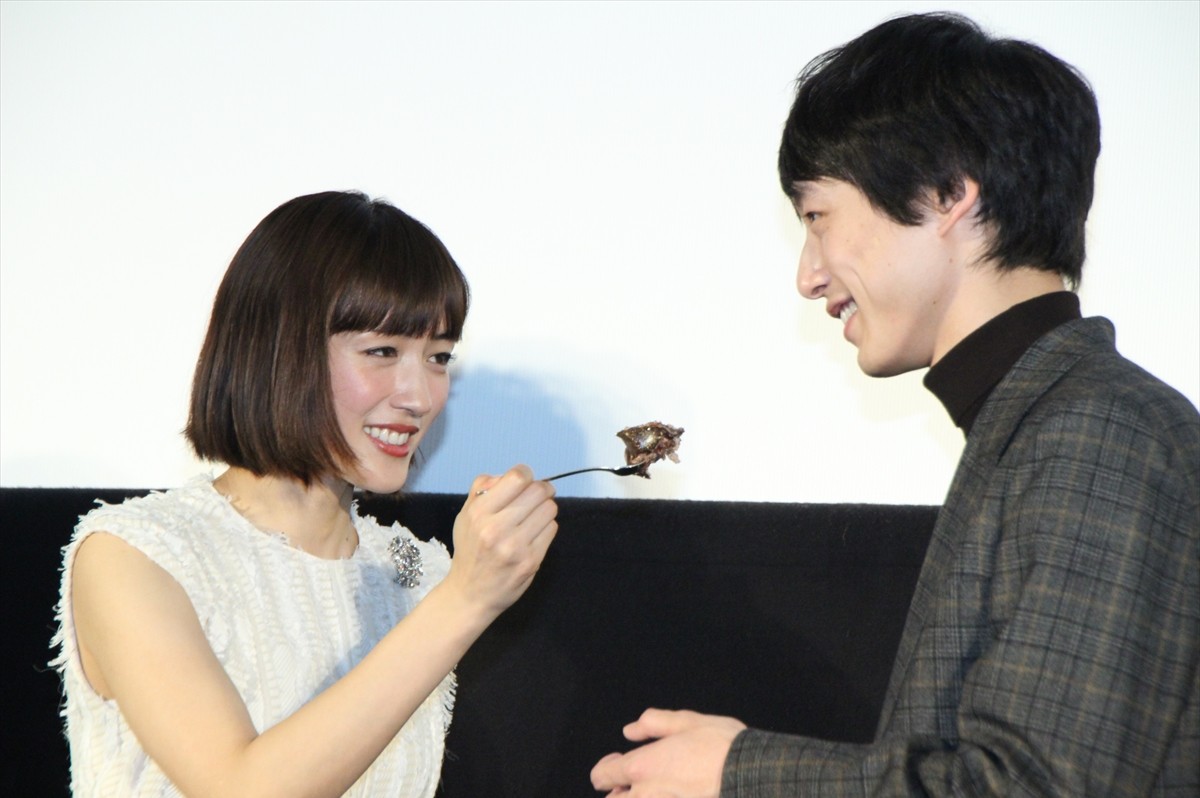 綾瀬はるか、坂口健太郎にバレンタインチョコを“あ～ん”「食べっぷりが良かったです」