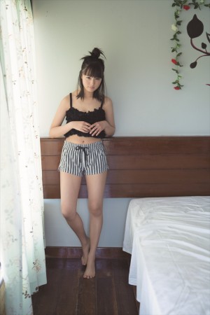 『大友花恋 CALENDAR 2018．04‐2019．03』より