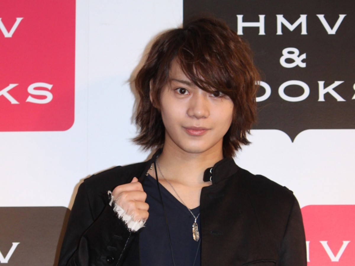 佐藤流司、ゴスロリ＆猫耳カットを収めた写真集への思い「人生観を見せる」