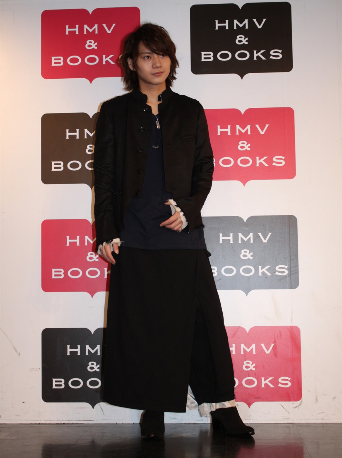 佐藤流司、ゴスロリ＆猫耳カットを収めた写真集への思い「人生観を見せる」