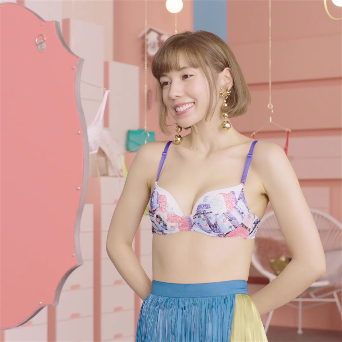 仲里依紗、不敵＆自信満々な笑顔がセクシー！ おしゃれブラ新CMに登場