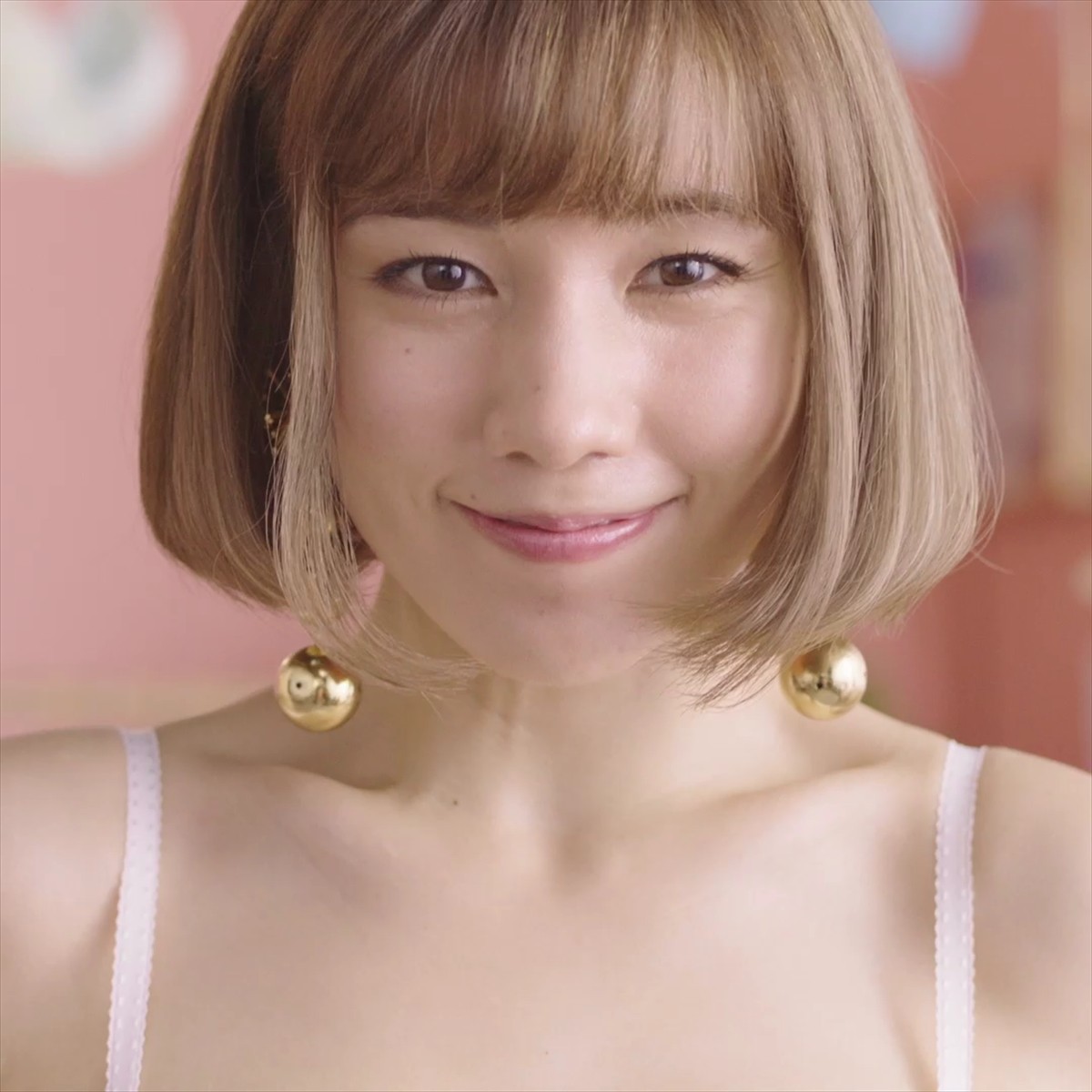 仲里依紗、不敵＆自信満々な笑顔がセクシー！ おしゃれブラ新CMに登場