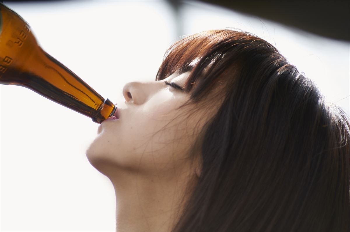 池田エライザ、瓶ビールをゴクリ 『チェリーボーイズ』男心をつかむ?! 場面写真到着