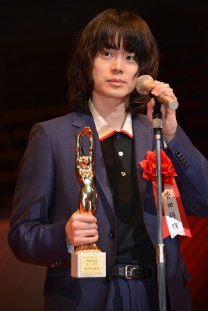 菅田将暉、「第72回毎日映画コンクール」表彰式に登壇