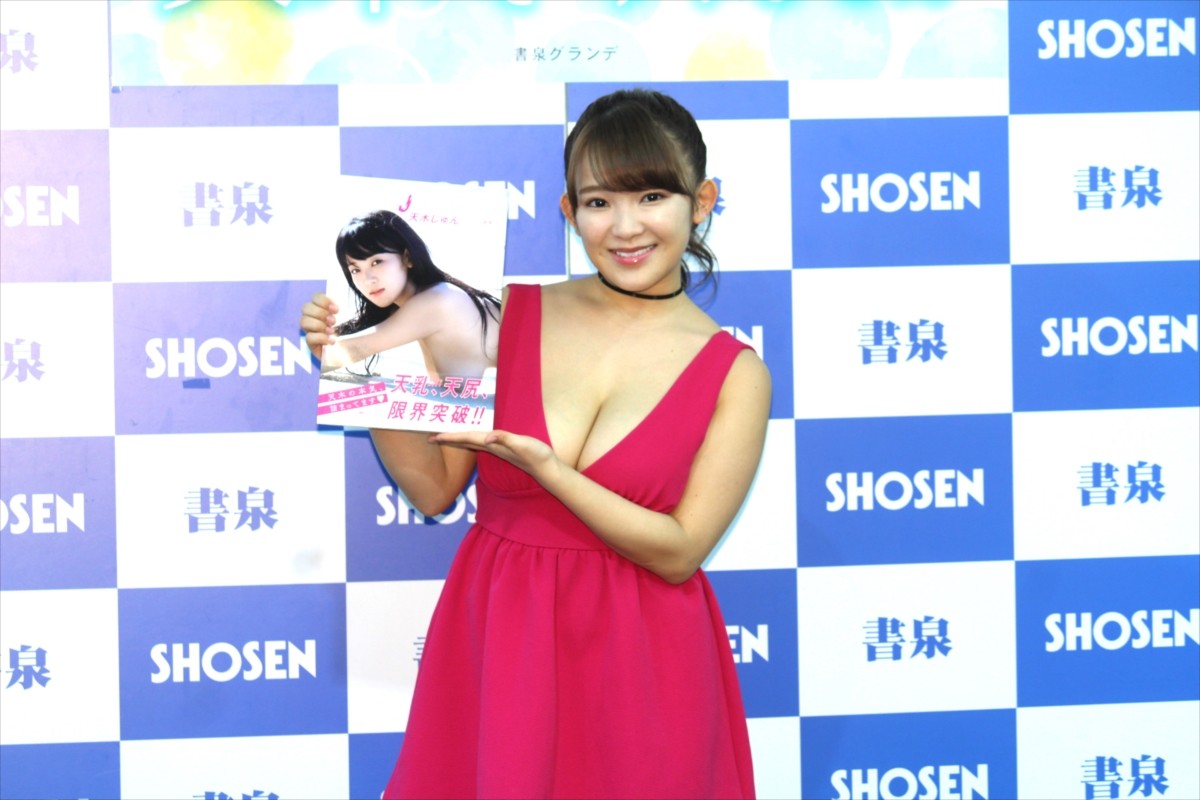 天木じゅん、“天乳”に加え“お尻の線”も解禁したセカンド写真集「最大露出です！」