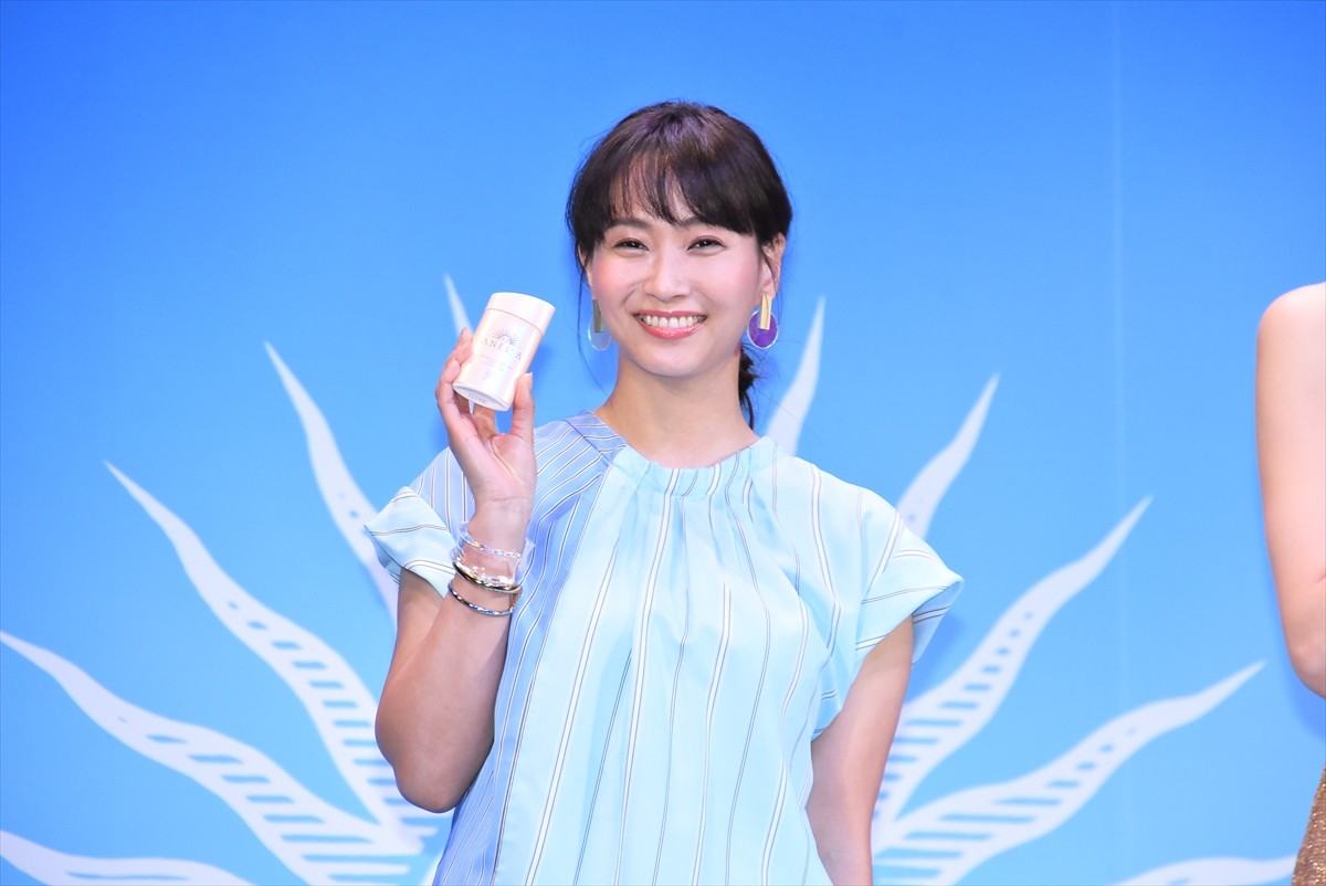 森星、黄金ドレスで背中を大胆露出　この夏にやりたいことは？
