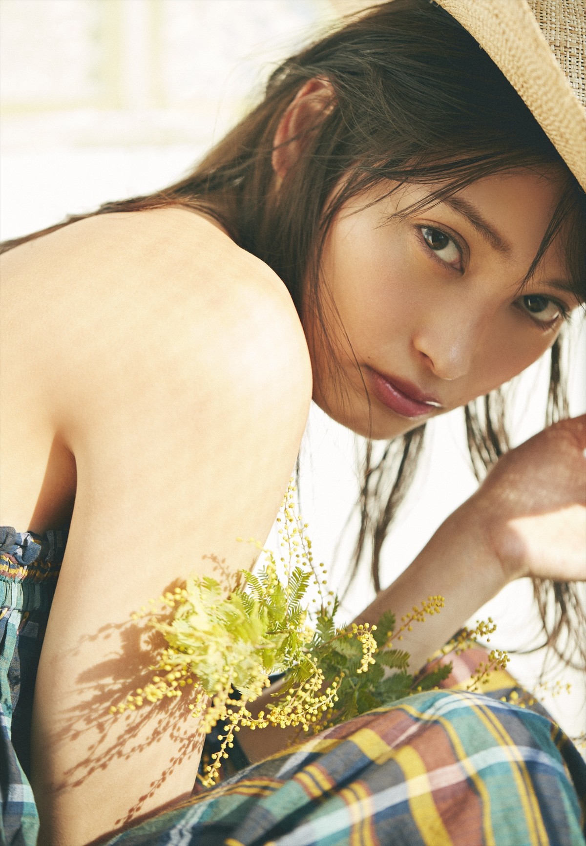 大政絢、ナチュラルな美貌を凝縮したカレンダー発売　メリハリ美ボディ＆美腹筋も披露