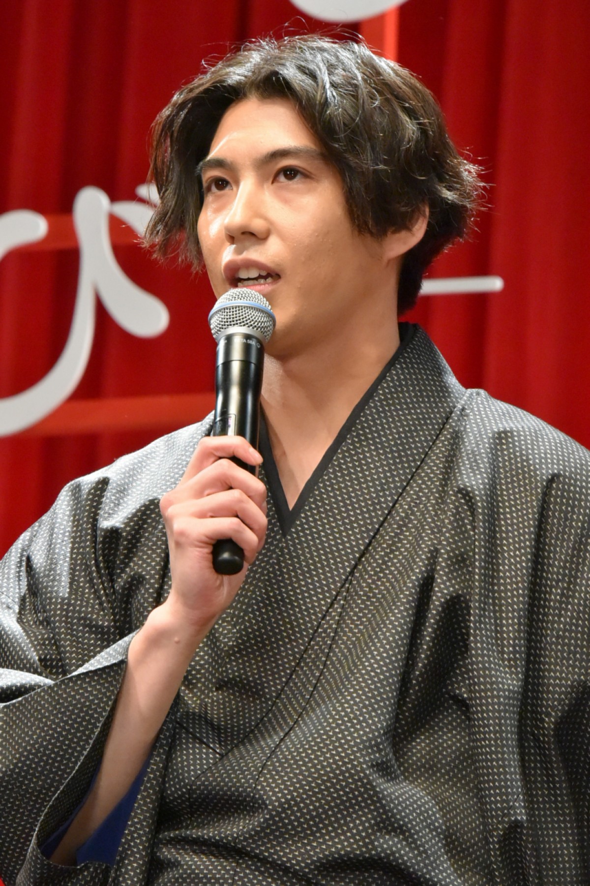 広瀬すず、『ちはやふる』完結編に手応え十分！ 壇上での恋愛即興劇に照れ笑い