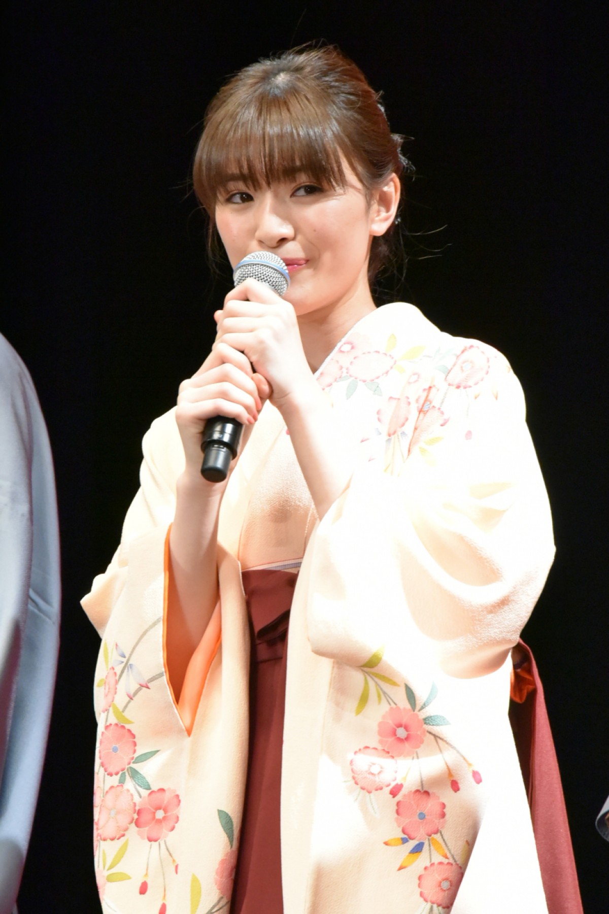 広瀬すず、『ちはやふる』完結編に手応え十分！ 壇上での恋愛即興劇に照れ笑い