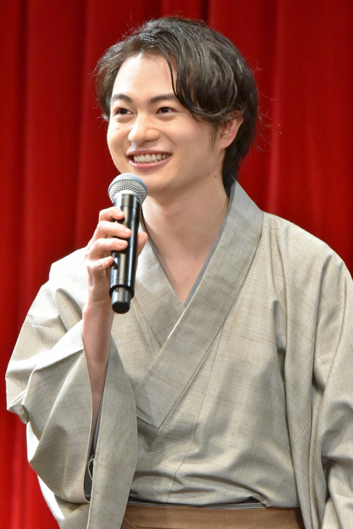 広瀬すず、『ちはやふる』完結編に手応え十分！ 壇上での恋愛即興劇に照れ笑い