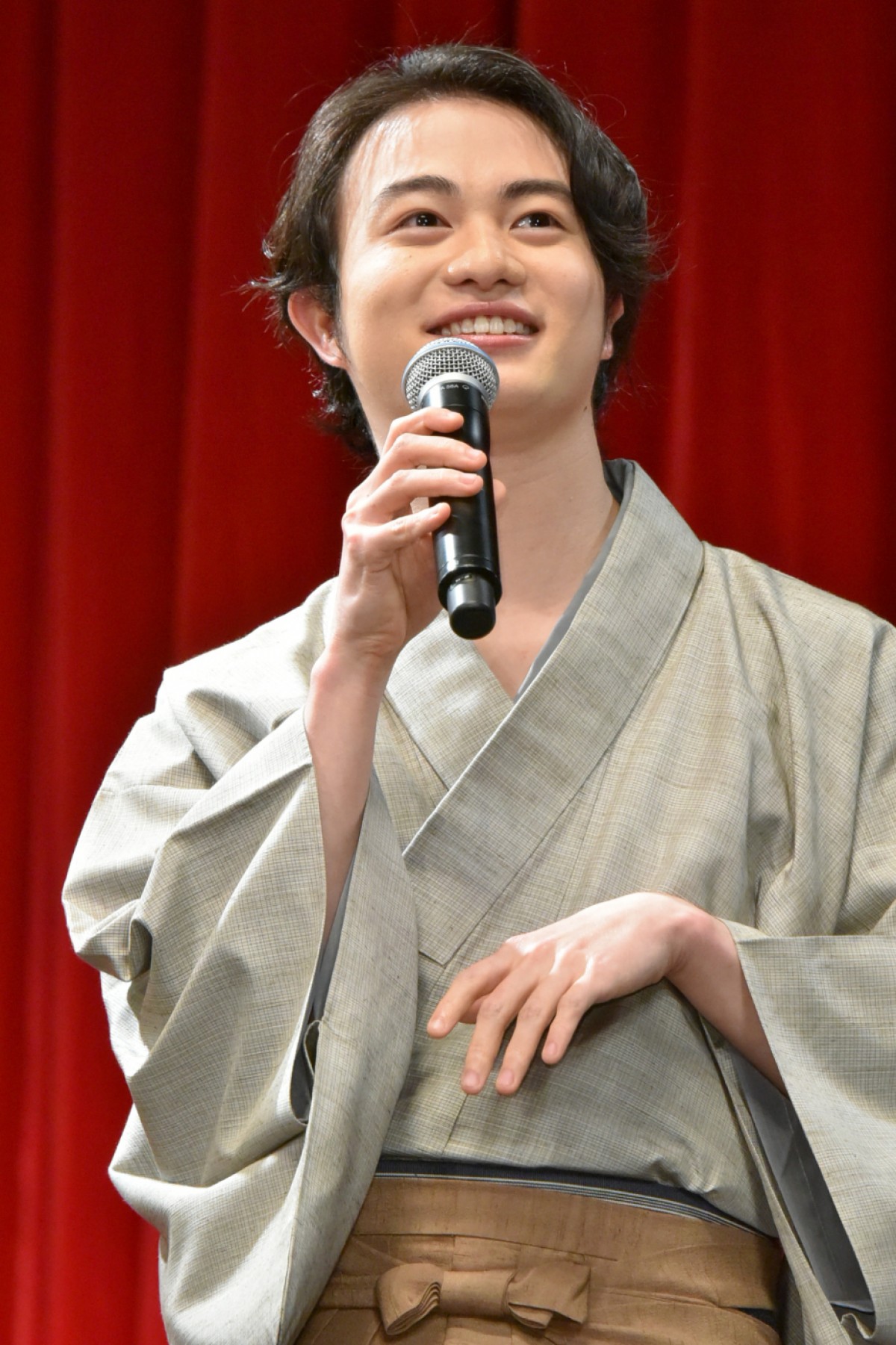 広瀬すず、『ちはやふる』完結編に手応え十分！ 壇上での恋愛即興劇に照れ笑い