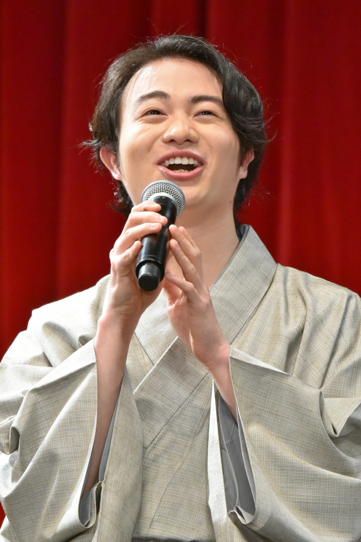 広瀬すず、『ちはやふる』完結編に手応え十分！ 壇上での恋愛即興劇に照れ笑い