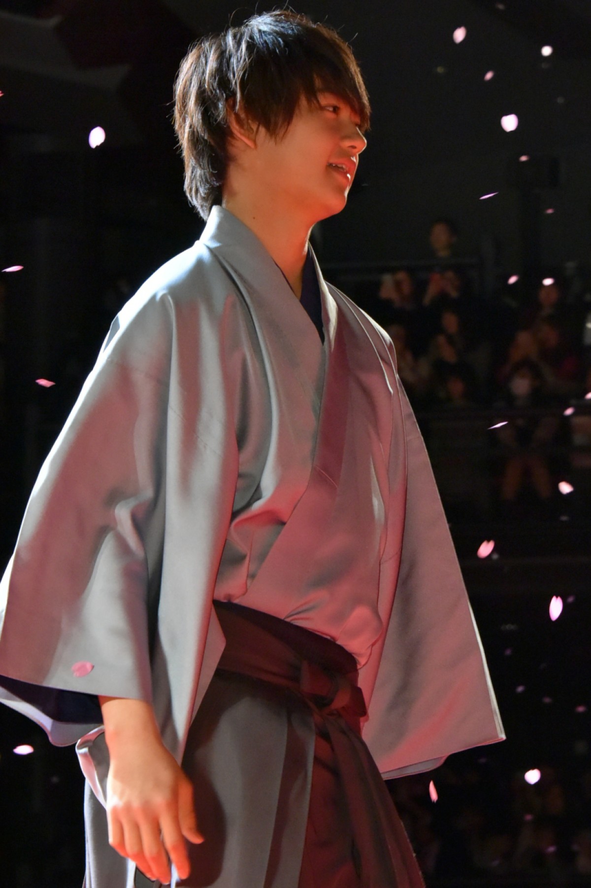 広瀬すず、『ちはやふる』完結編に手応え十分！ 壇上での恋愛即興劇に照れ笑い